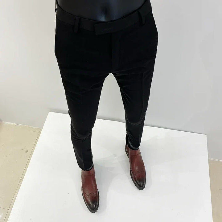 Moderne Herren Anzughose in zeitlosem Design, perfekt für modebewusste Männer.