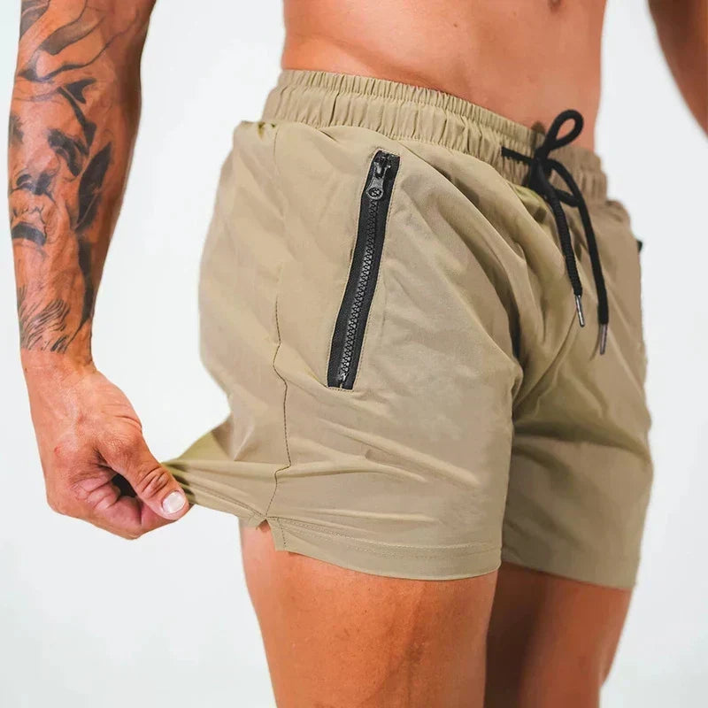 Nahaufnahme: Rote Herren Badeshorts mit detailreichen Reißverschluss-Taschen, schnelltrocknendes Material.