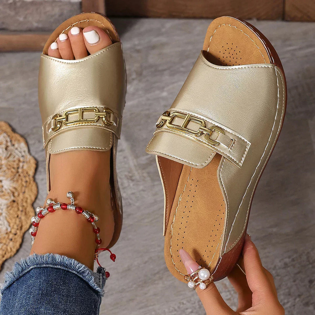Bohemian Damen Sandalen mit feinen Details. Modische und bequeme Damenschuhe ideal für heiße Sommertage.