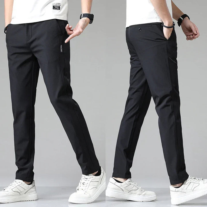 Mann trägt stylische Herren Slim Fit Stretchhose, knitterarm und atmungsaktiv, für Büro und Alltag.