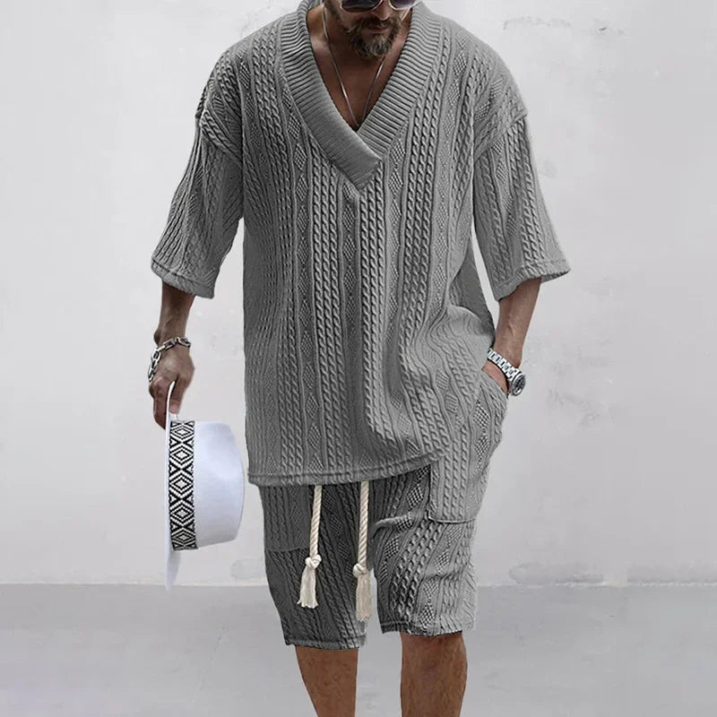 Stilvoller weißer Herren Strick Zweiteiler. Lässiges Sommer Set mit V-Ausschnitt Shirt & Shorts.
