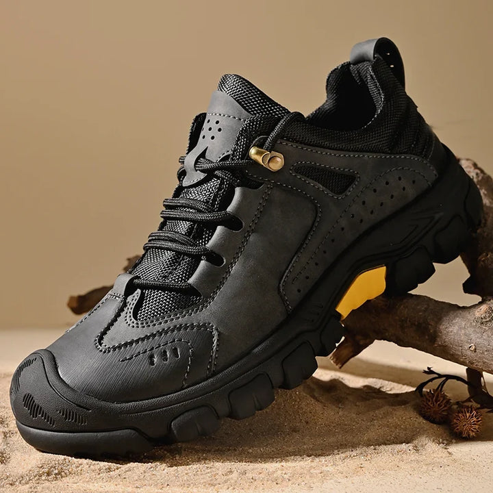 Hochwertige Herren Komfortschuhe zum Wandern, wasserdicht, rutschfest und atmungsaktiv für lange Touren.