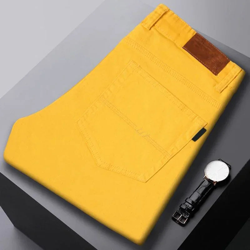Moderne Herren Freizeitjeans, farbig, gerades Bein, Comfort Fit, ideal für entspannte Alltagslooks.
