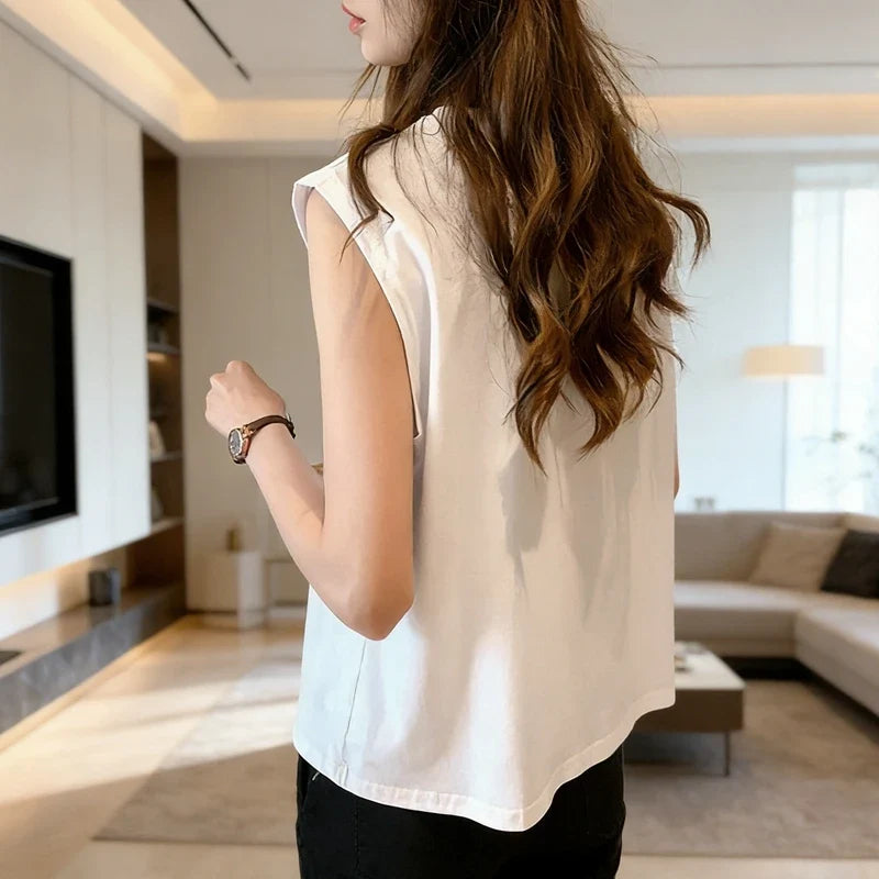 Weißes Damen Tanktop, locker geschnitten und bequem, vielseitiges Basic Oberteil für den Sommer.