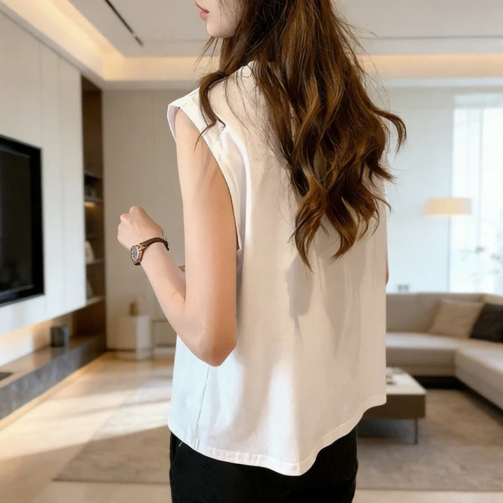 Weißes Damen Tanktop, locker geschnitten und bequem, vielseitiges Basic Oberteil für den Sommer.