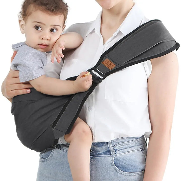Tragbare, leichte Baby-Hüfttrage in Grau für unterwegs. Kompakte Tragehilfe für einfache Mobilität mit Baby.