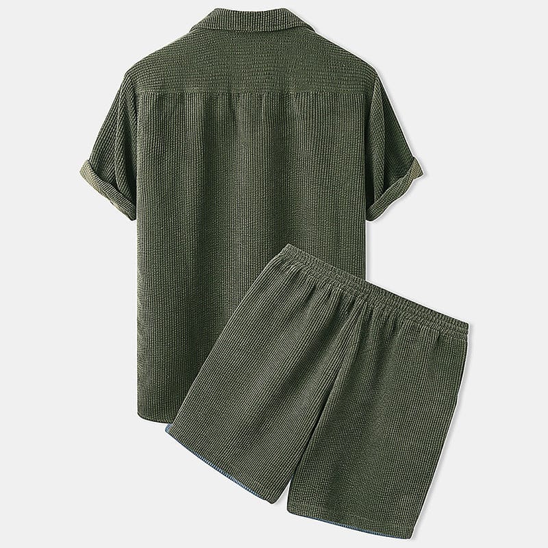 Komfortables Herren Sommerset mit Kurzarmhemd und passenden Shorts. Lässiger Look für jede Freizeitaktivität.
