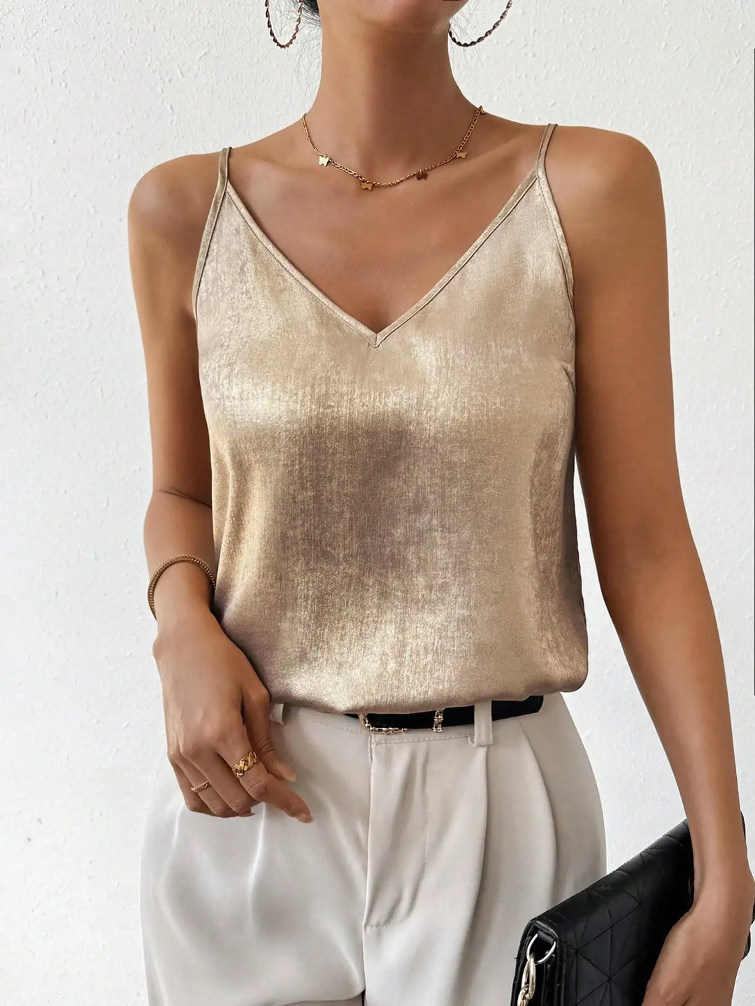 Modisches Damen Spaghettiträger-Top in Gold mit V-Ausschnitt. Elegantes Oberteil für warme Tage.