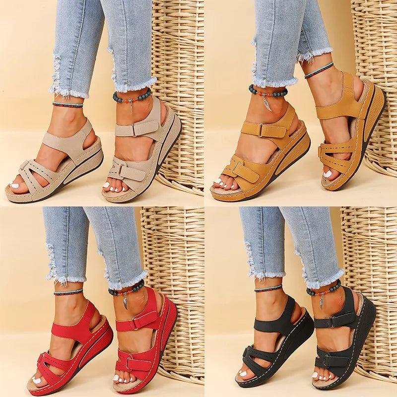 Moderne Damen Keilsandalen in verschiedenen Farben: beige, rot, gelb, schwarz. Perfekte stylische Sommerschuhe.