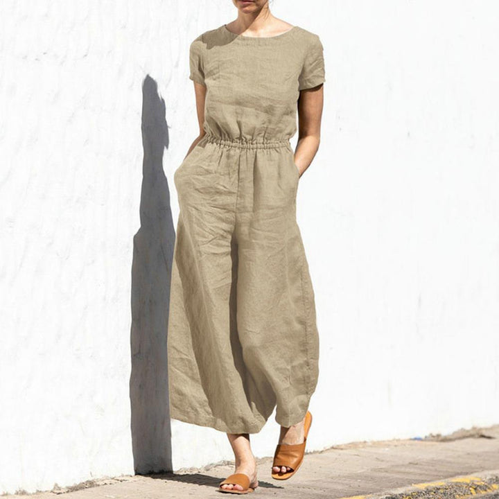 Modischer Damen Sommer Jumpsuit mit weitem Bein & Rundhals-Ausschnitt. Unifarbener Einteiler, ideal für Reise & Freizeit.
