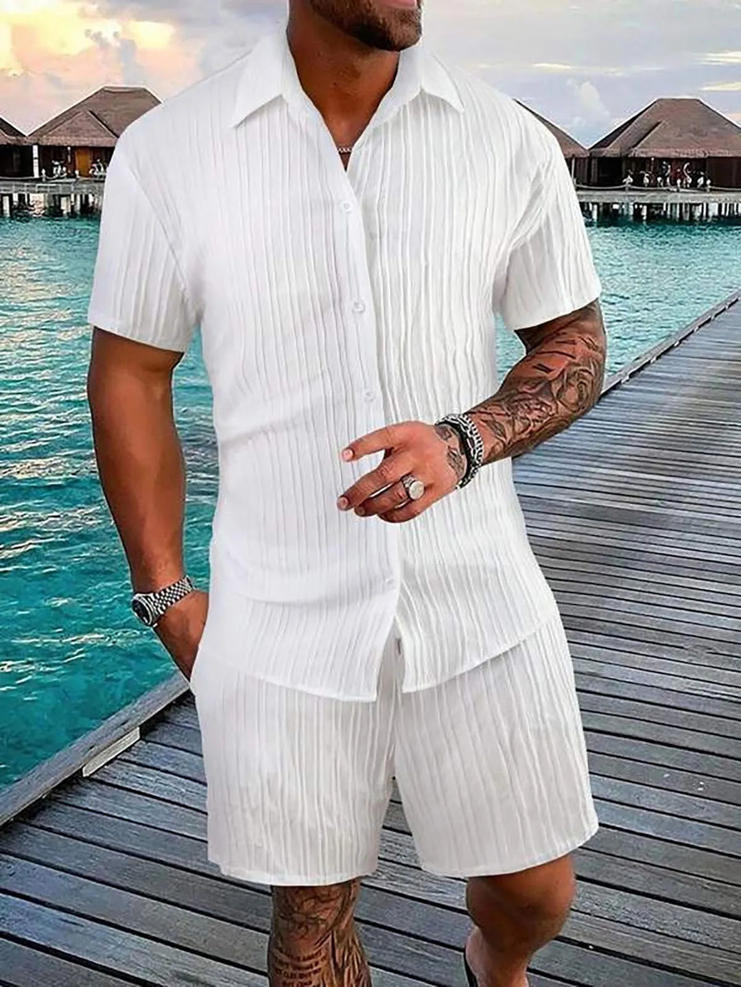 Herren Sommerkleidung: Zweiteiler mit Kurzarmhemd und passenden Shorts.