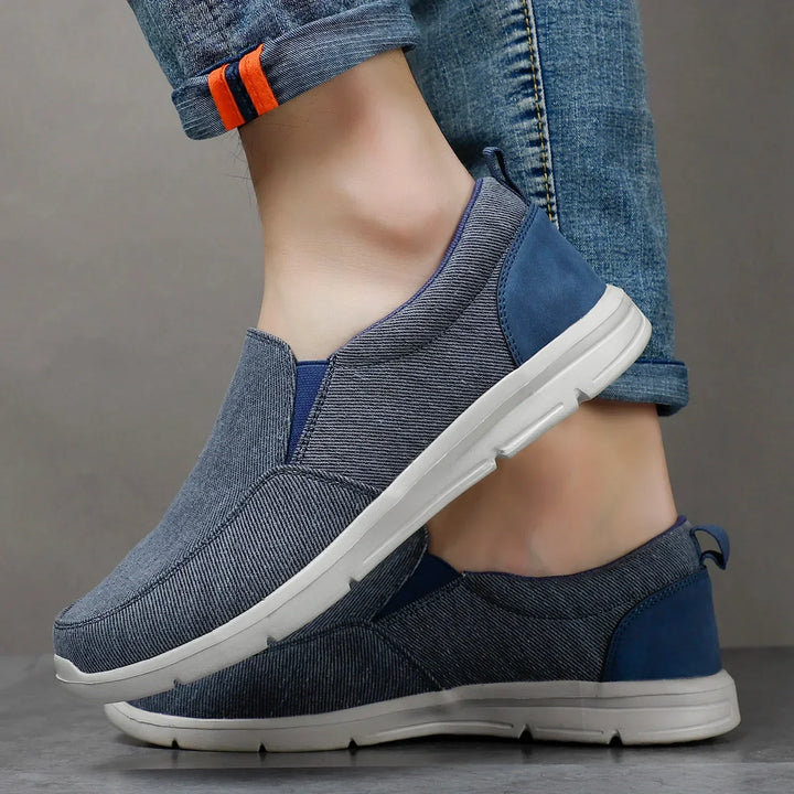 Leichte Herren Slip-On Reiseschuhe mit gepolsterter Sohle; komfortable Slipper für unterwegs & Freizeit.