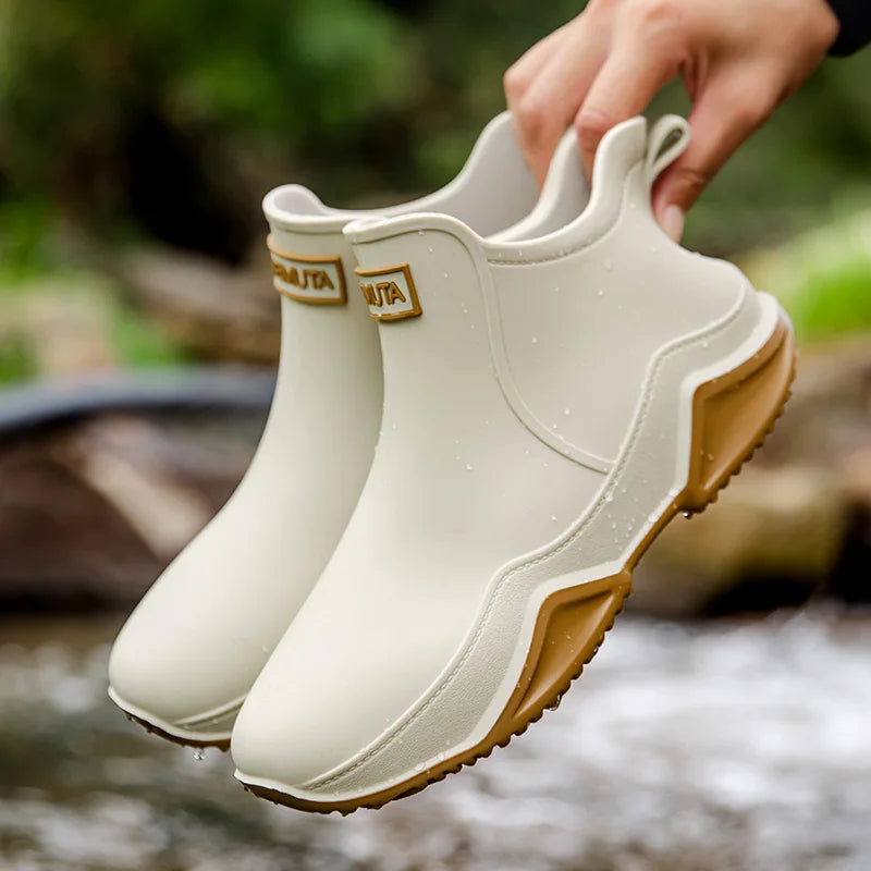 Damen Regenstiefel Nivara, halbhoch & wasserdicht, mit robuster Antirutschsohle für sicheren Halt.