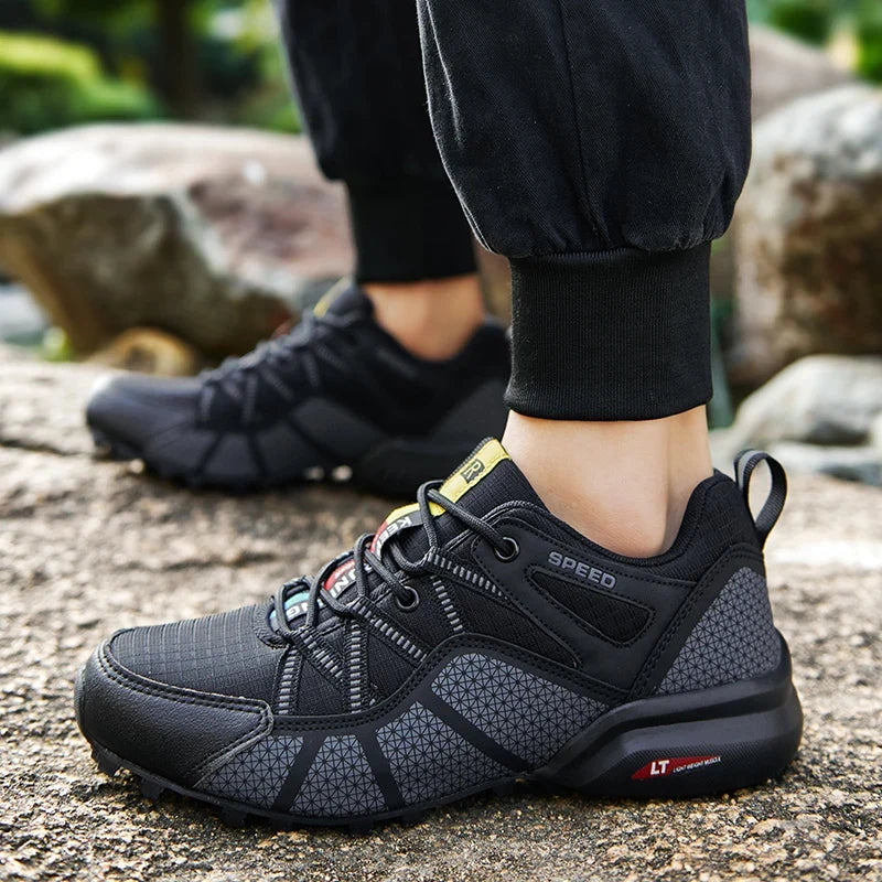 Rutschfeste Herren-Wanderschuhe für sicheren Halt auf jedem Terrain. Ideale Outdoorschuhe mit Profilsohle.