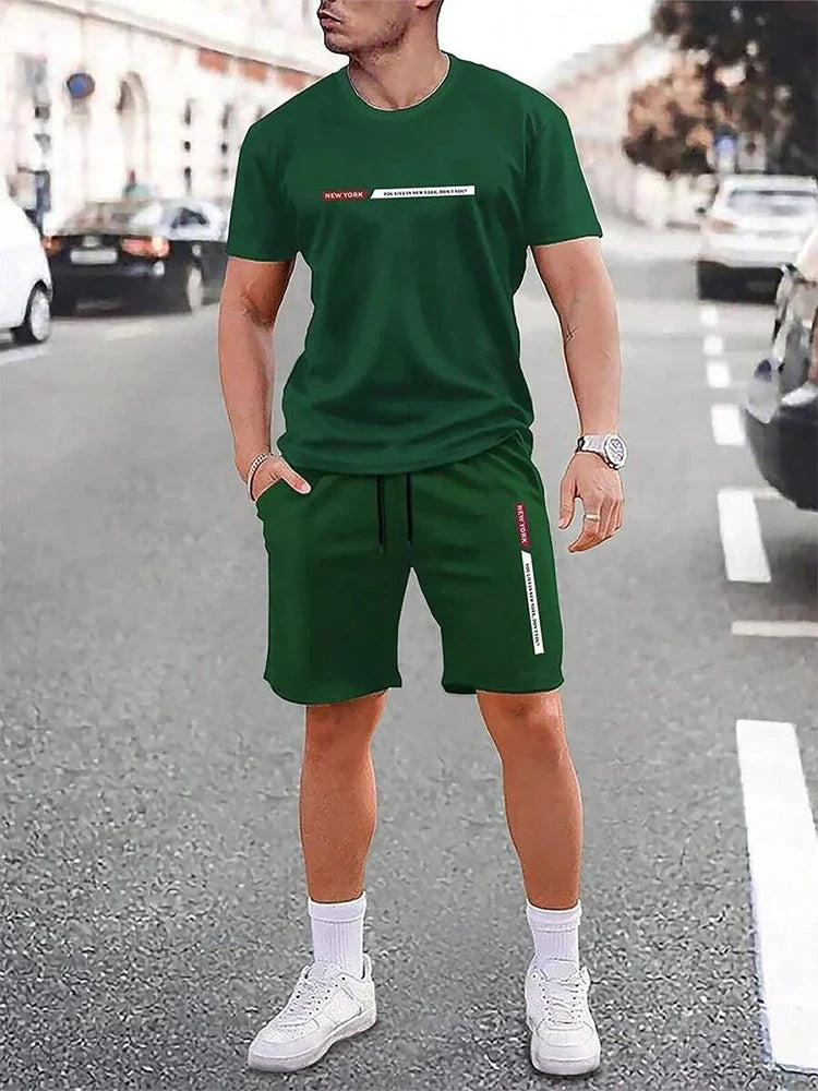 Textur des bequemen Herren Sommer-Sets. Atmungsaktives Kurzarm T-Shirt und Shorts, ideal für warme Tage.