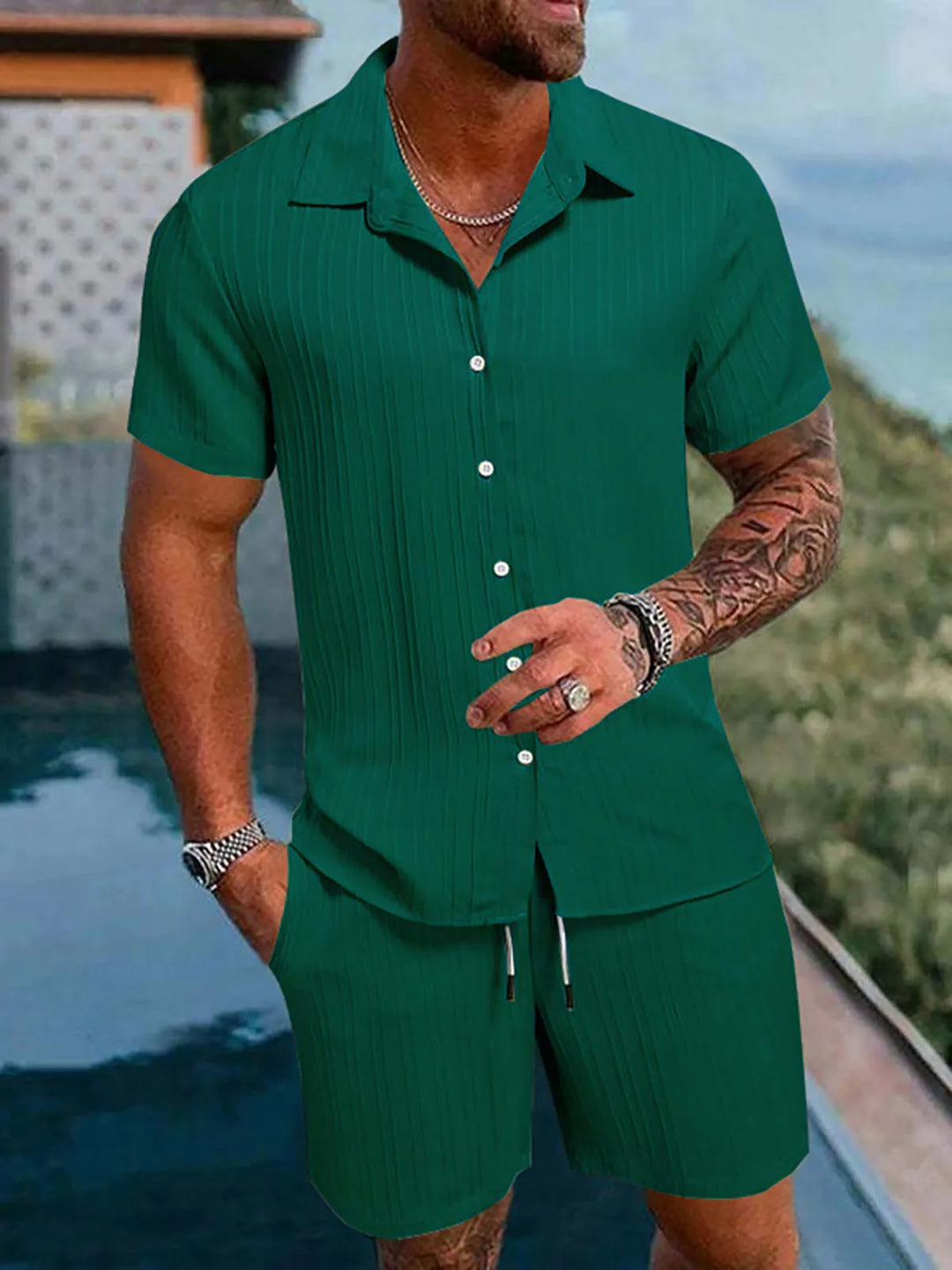 Bequemes Herren Urlaub Set: Kurzarm Hemd und Shorts, aus atmungsaktivem Stoff.