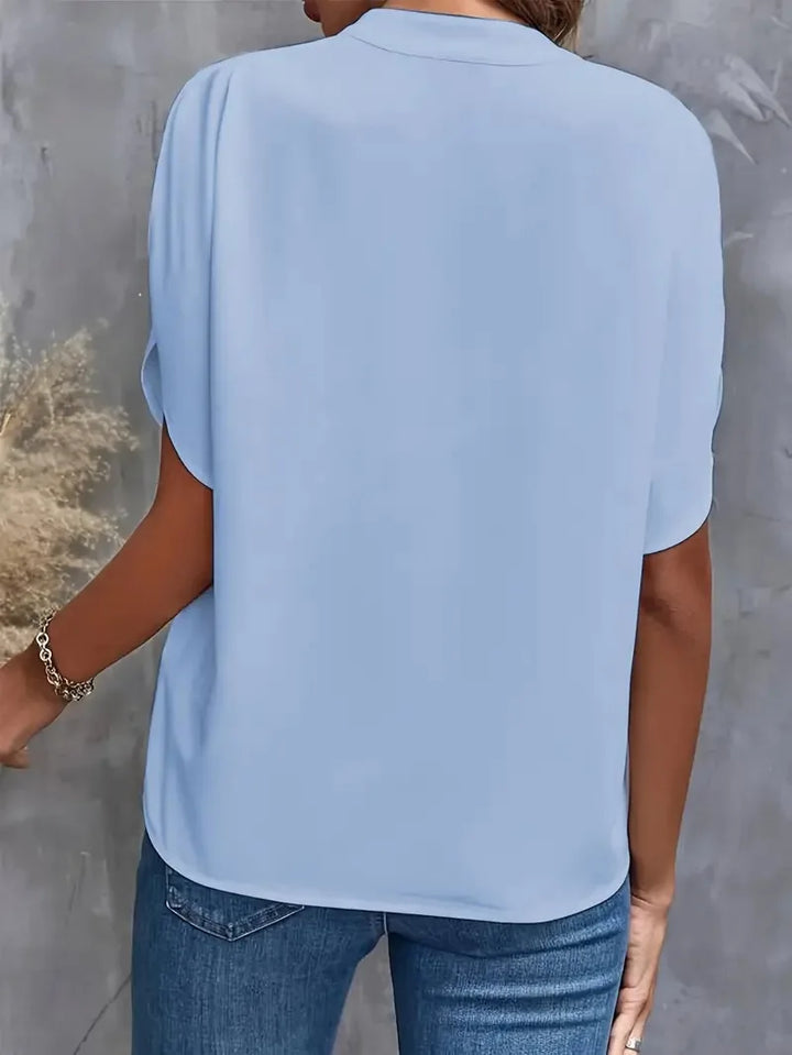 Elegante Damen Bluse mit V-Ausschnitt & Flatterärmeln. Lockere Passform, ideal für Business & Casual Looks.