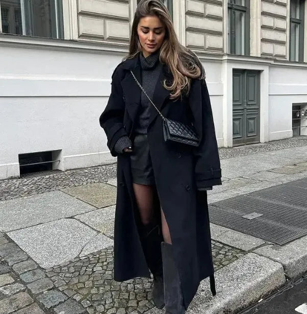 Klassischer langer Damen Mantel im britischen Design. Feminine Jacke, elegant & zeitlos für kühle Jahreszeiten.
