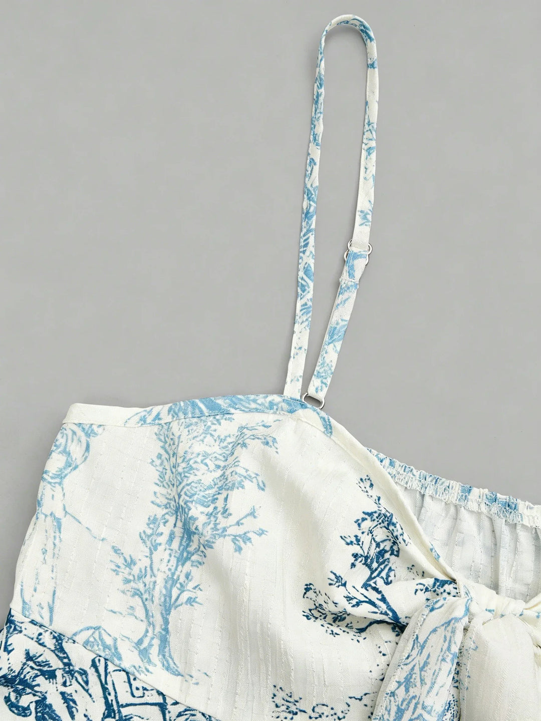Detailaufnahme: Gestreiftes Damen Cami-Top mit Schleifen-Trägern. Leichtes, ärmelloses Sommer-Top in Blau.