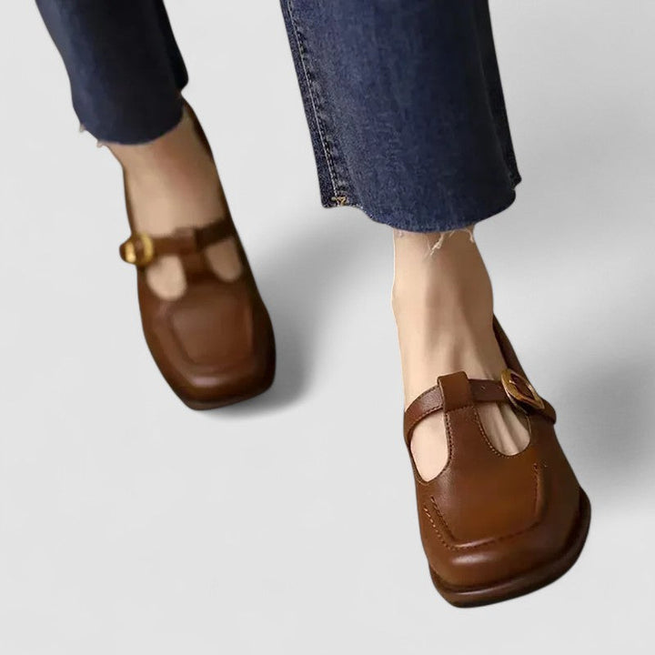Komfortable flache Damen Sandalen im Mary-Jane-Stil, bieten orthopädische Unterstützung und angenehmen Tragekomfort.