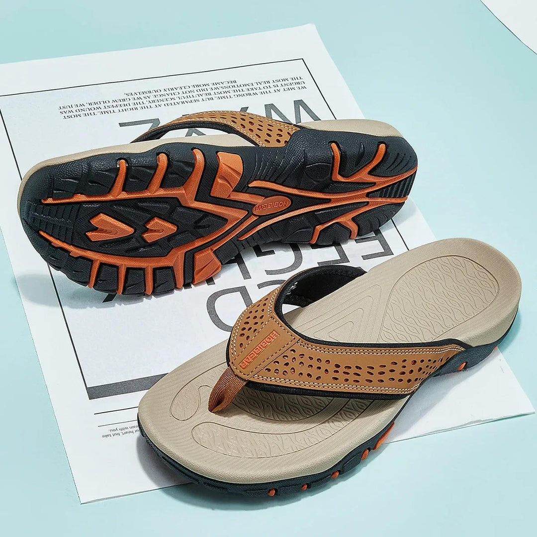 Elegante Herren Zehentrenner-Sandalen mit dezentem Design, ideal für Alltag und Stadt.