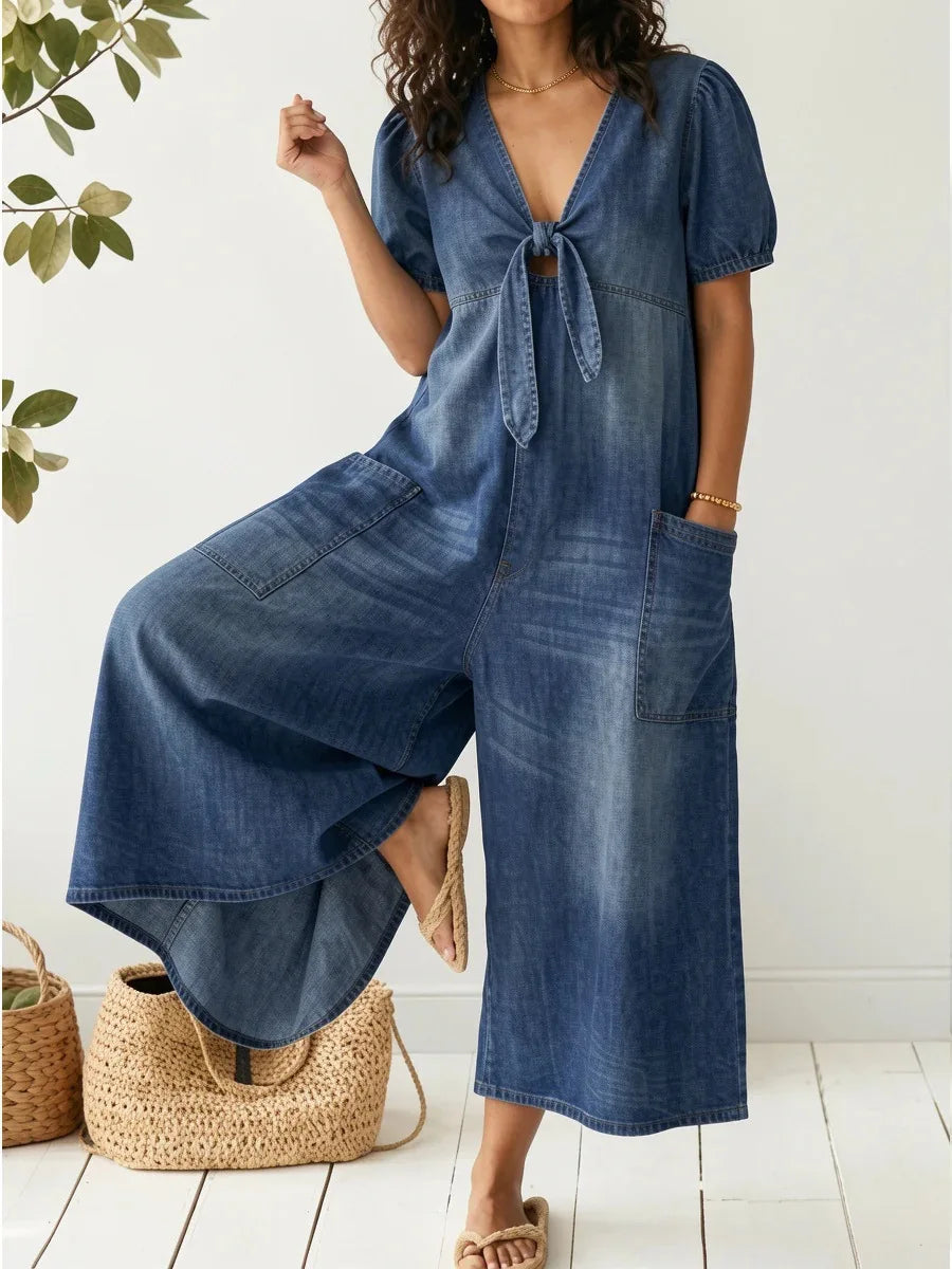 Damen Sommer Jumpsuit mit elegantem V-Ausschnitt und kurzen Ärmeln. Lockere Passform für Casual Chic und Alltag.