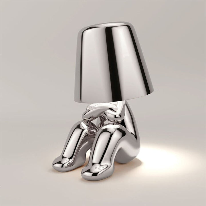 Modern-elegante Tischlampe, LED-Leuchte aus Metall & Glas für sanfte Wohnzimmer-Beleuchtung und stilvolles Ambiente.