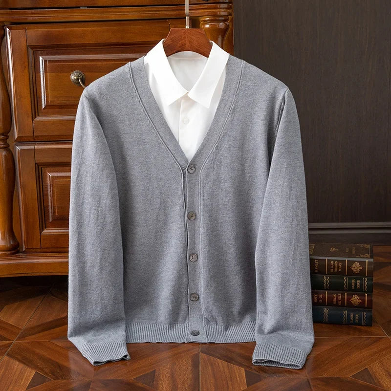 Warmer Herren Strickcardigan mit V-Ausschnitt und Knopfleiste. Zeitlose Herrenmode für kühle Tage.