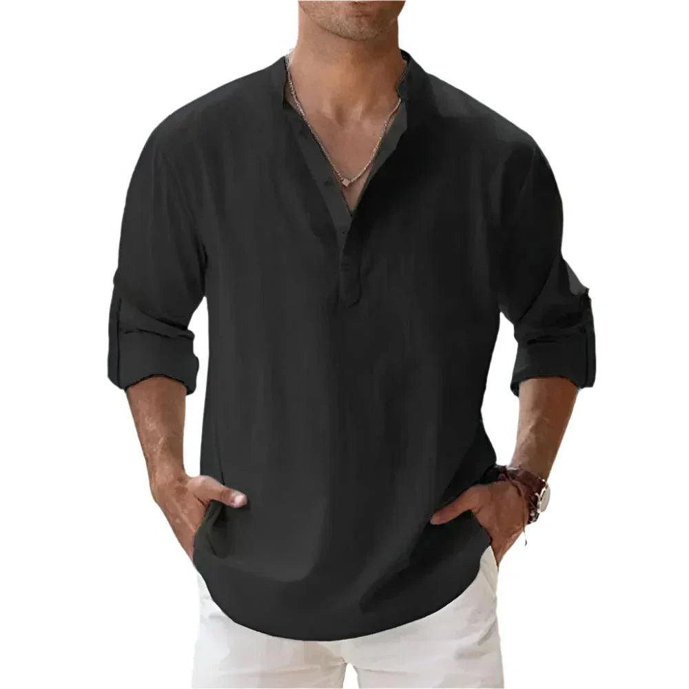 Nahaufnahme des Stehkragens und der Knopfleiste eines casual Herren Henley-Shirts, ideal für Herbstmode.