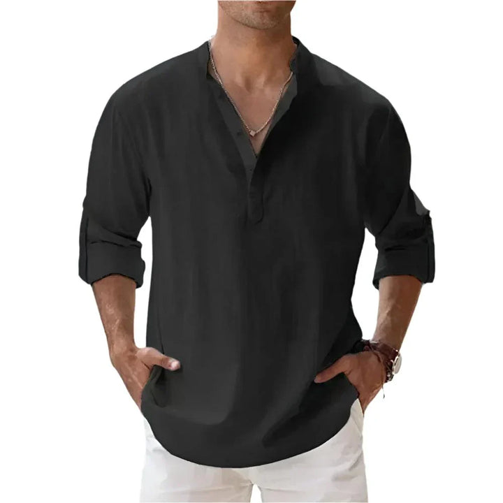 Nahaufnahme des Stehkragens und der Knopfleiste eines casual Herren Henley-Shirts, ideal für Herbstmode.
