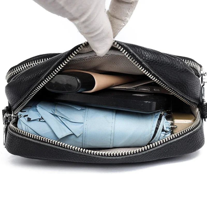 Stilvolle Damen-Schultertasche aus Premium-Leder in Beige, Komplettansicht.