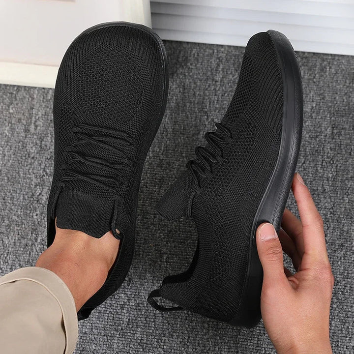 Frontansicht atmungsaktiver Herren Sneaker mit robuster Sohle und gepolstertem Schaft.