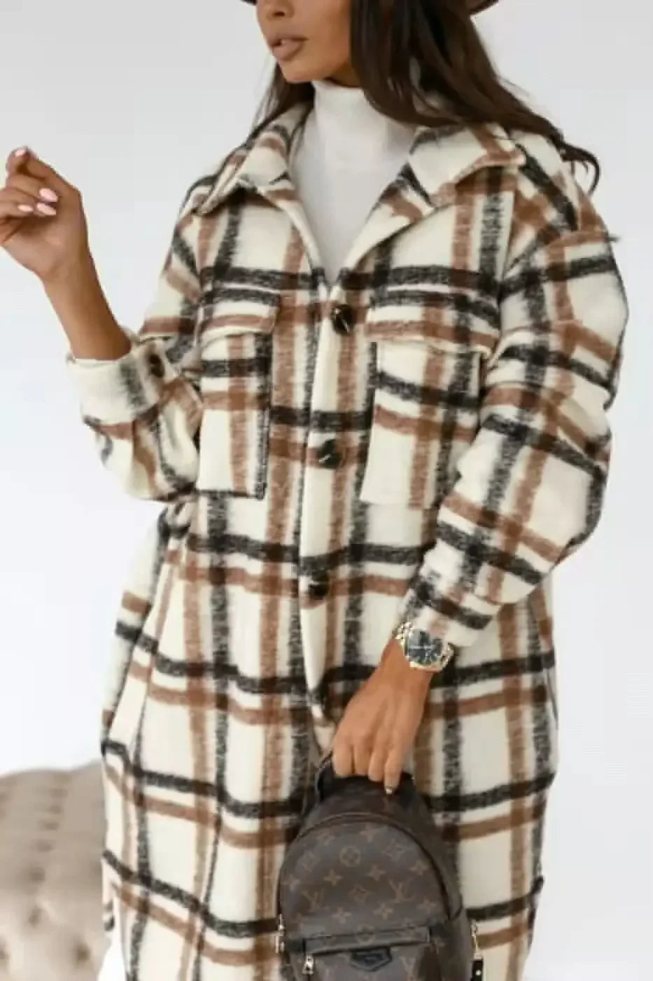 Damen-Karomantel, langer Schnitt, Langarm. Ideal als Herbst- oder Wintermantel. Eleganter Stil.