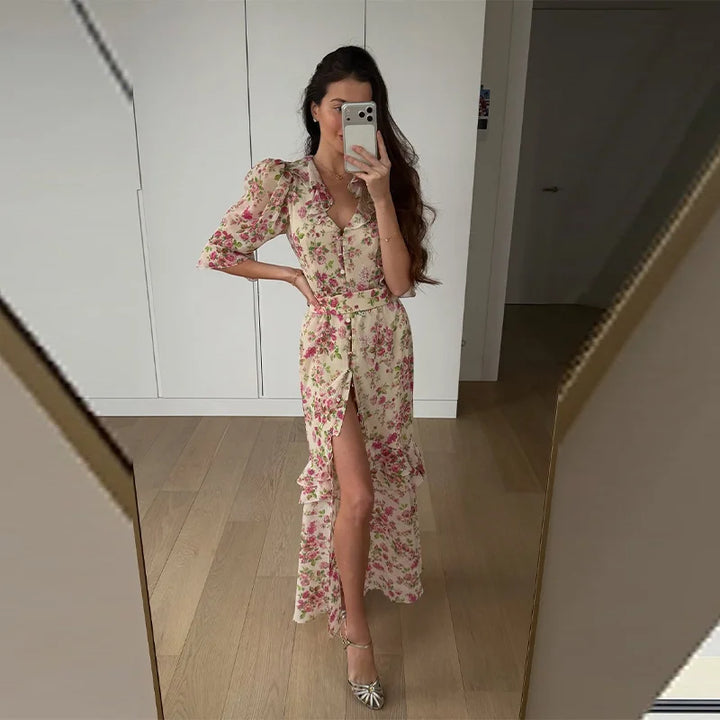 Elegantes Damenkleid, Plissees, mit farbigem Blumenmuster, V-Ausschnitt und luftigen Flatterärmeln.