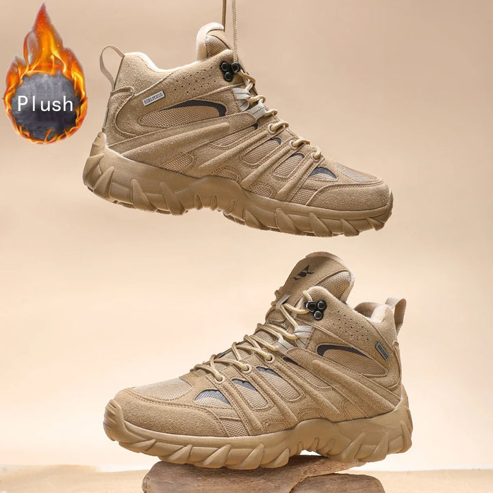 Beige Herren Wanderschuhe im Einsatz, bieten optimalen Komfort & Stabilität beim Gehen auf Wald- & Feldwegen.