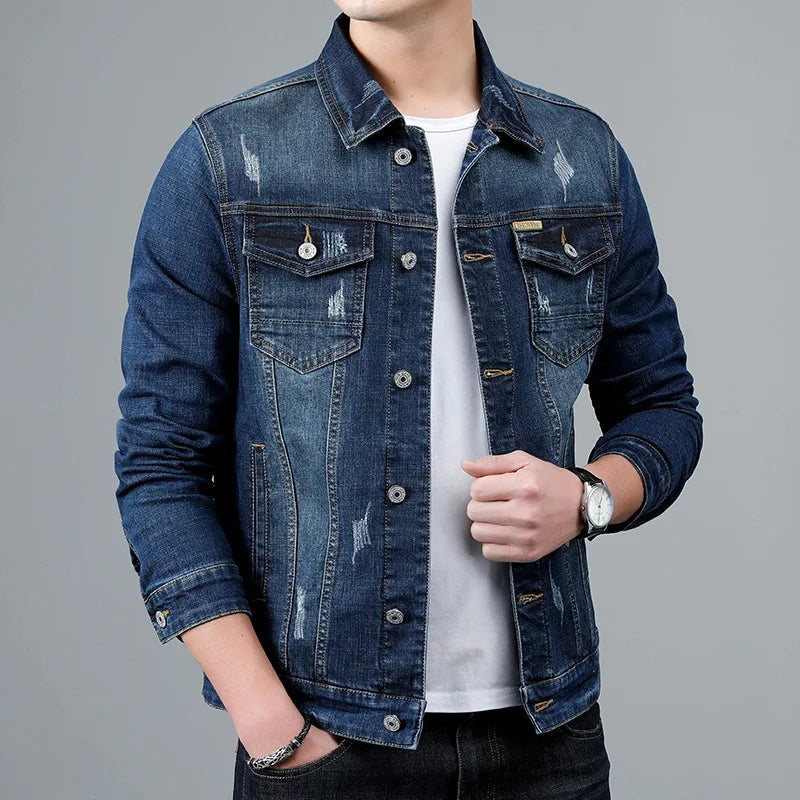Zeitlose Herren Jeansjacke in Dunkelblau, Langarm, klassische Passform für den lässigen Alltag.