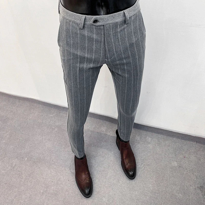 Stylische Anzughose für Herren, präsentiert an einem Modell im Business-Casual-Look.