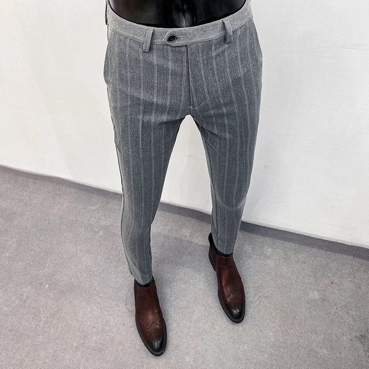Stylische Anzughose für Herren, präsentiert an einem Modell im Business-Casual-Look.