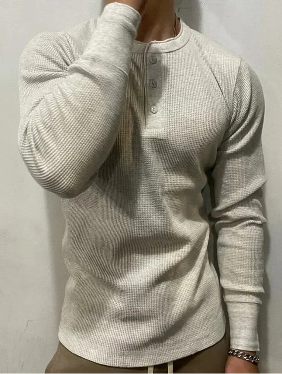 Männermode: Strukturiertes Langarmshirt Slim Fit, Waffelstrick Henley in Kamel, Weiß, Grau.