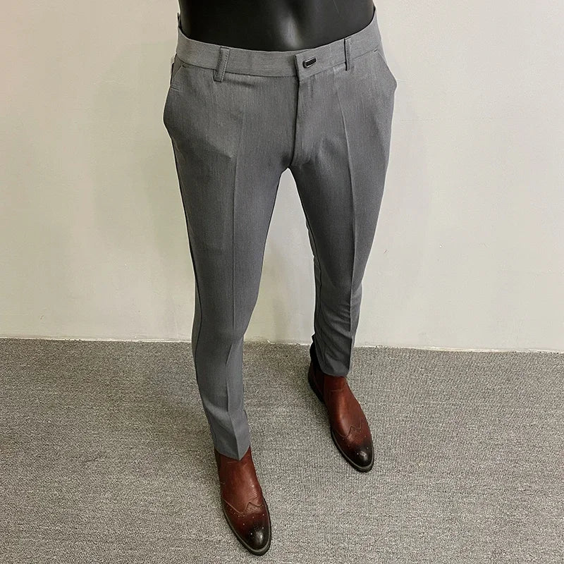 Elegante Herren Freizeithose, die auch als Stoffhose im Business-Casual-Stil getragen werden kann.