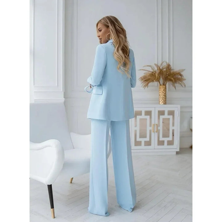 Eleganter hellblauer Damen Hosenanzug mit Doppelreiher-Blazer und klassischer gerader Hose. Zeitloser Business-Look.