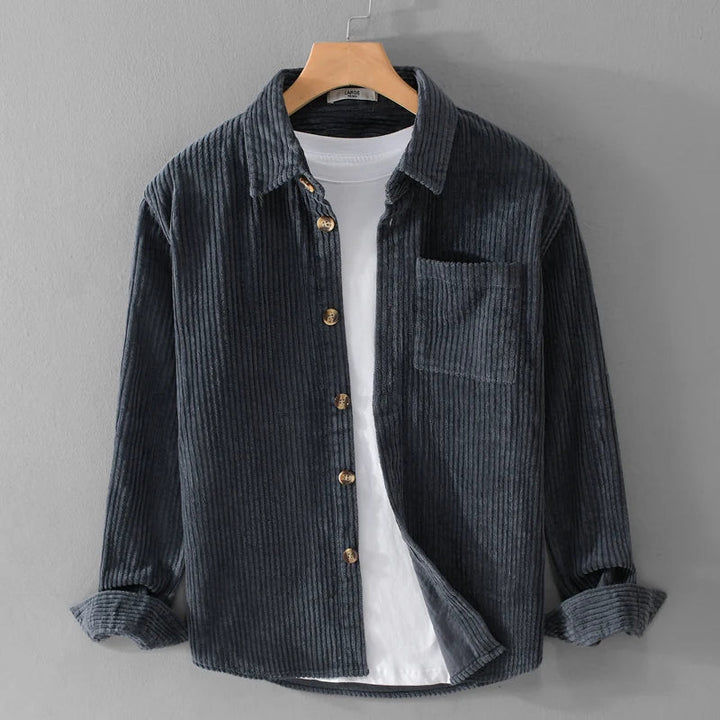 Grüne Herren Overshirt-Jacke für Herbst, mit durchgehender Knopfleiste & klassischem Kentkragen. Vielseitige Hemdjacke.