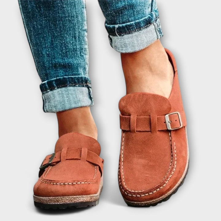 Damen orthopädische Mokassins in Beige; bequeme Slip-On Freizeitschuhe mit flexibler Sohle für den Alltag.