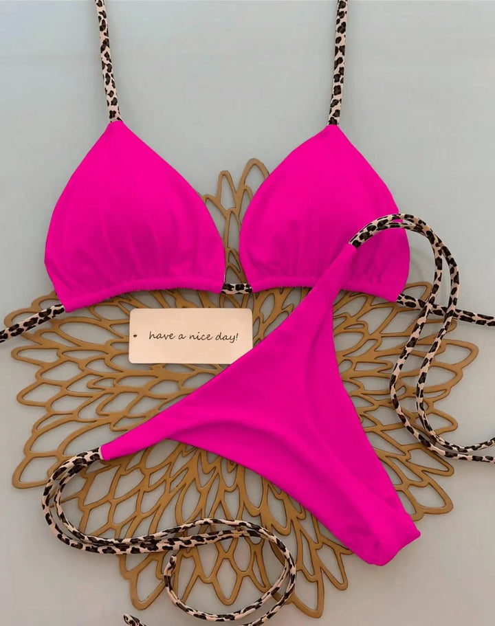 Sonniges Damen Leopardenmuster Tanga Bikini-Set. Figurbetont und perfekt für Pool & Strandparty.