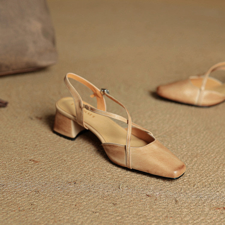 Pumps für Damen: Elegante Riemchenschuhe mit bequemem Blockabsatz in tiefem Rot.