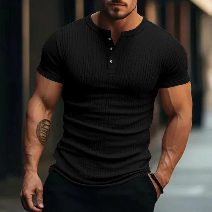 Detailaufnahme der Knopfleiste des Herren Henley T-Shirts mit feinem Strukturmuster. Eleganter Freizeit-Look.