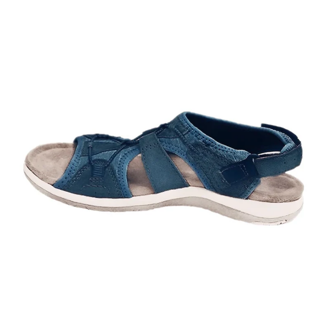 Offene, bequeme Damen Sandalen in Seitenansicht. Verstellbare Riemen bieten Flexibilität für jede Fußform.