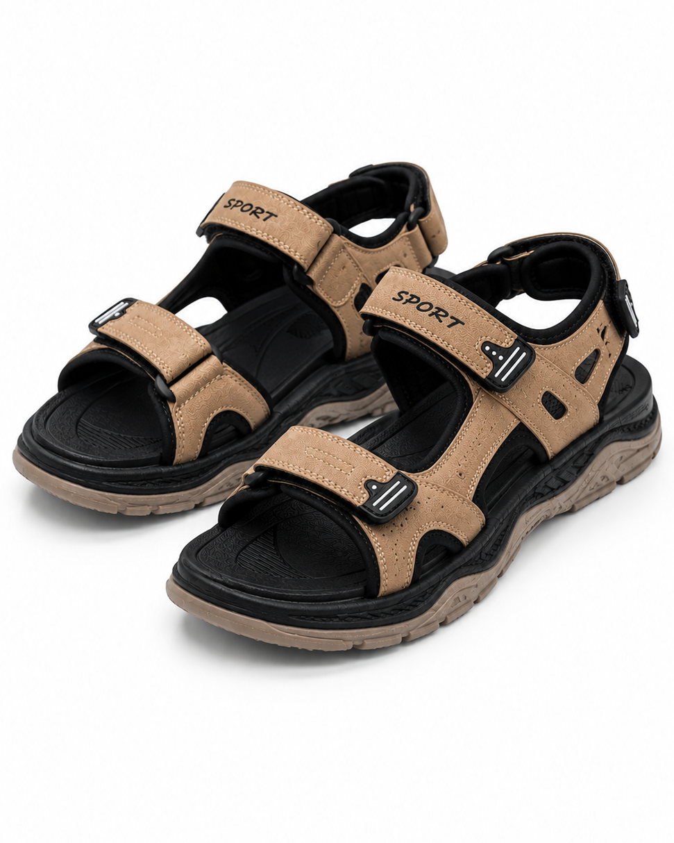 Mann trägt leichte Herren Trekkingsandalen, wandert im Gelände. Rutschfest & bequem für lange Touren.