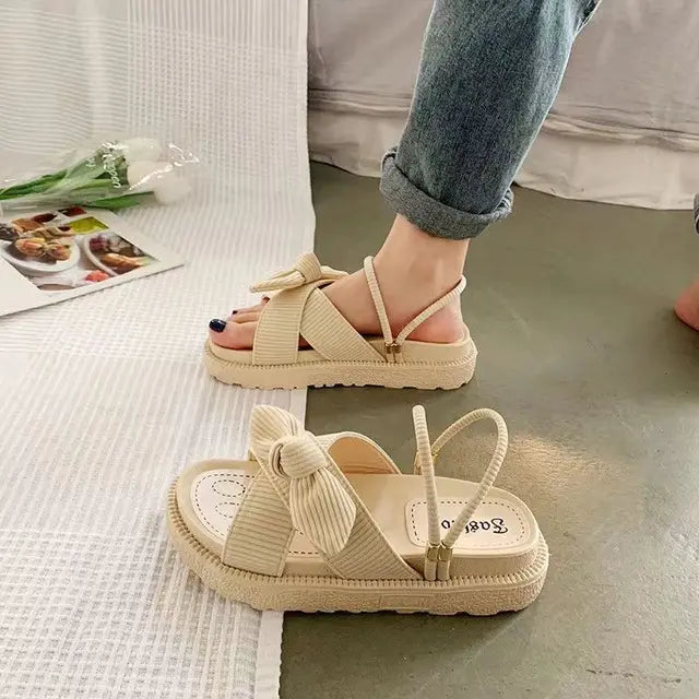 Stilvolle Damen Espadrille-Sandalen mit Kreuzriemen und Wickelbändern, perfekt für sommerliche Anlässe.