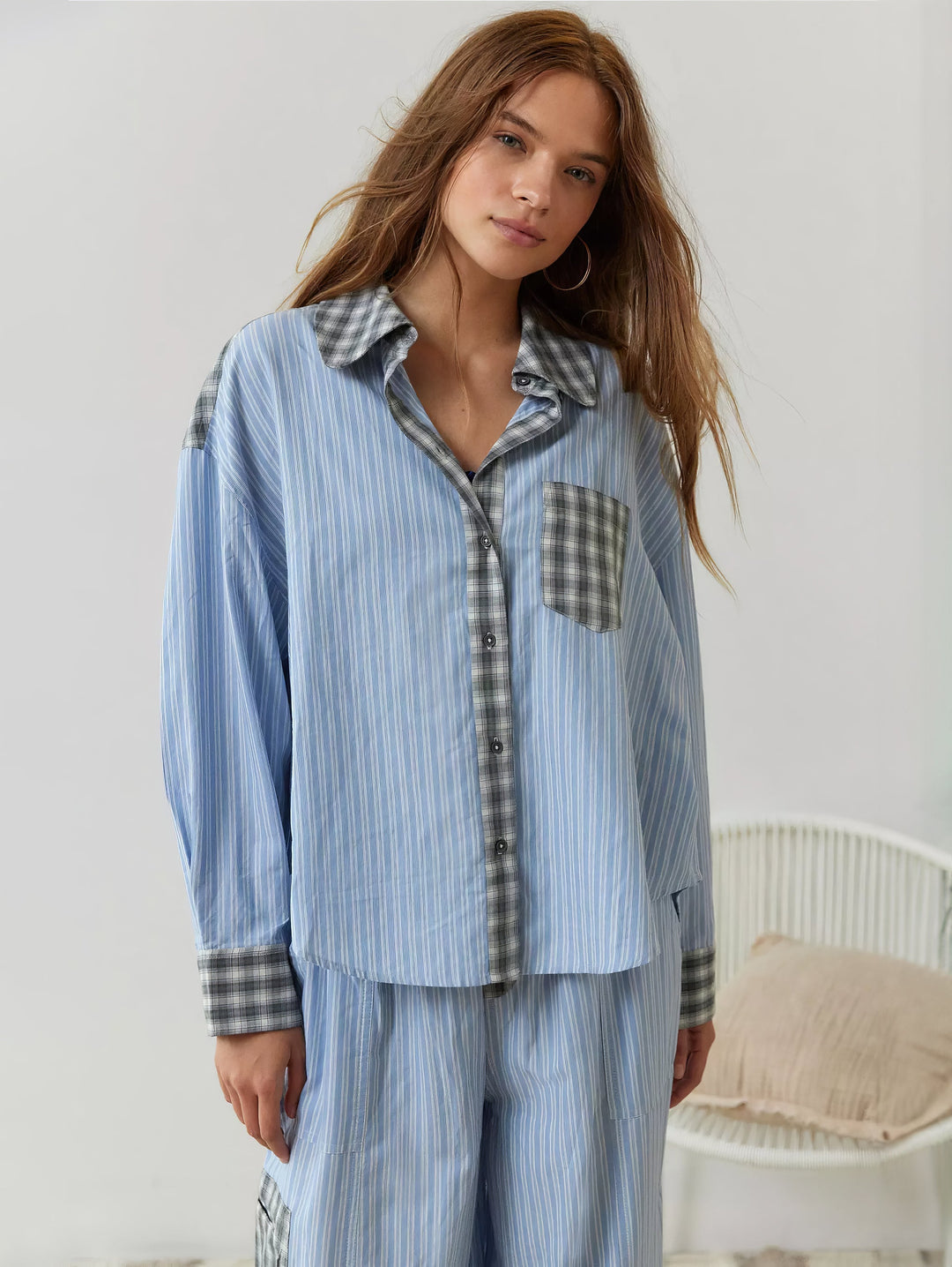 Modell in elegantem, weichem Damen Pyjama-Set (2-teilig), ideal für gemütliche Abende zu Hause.